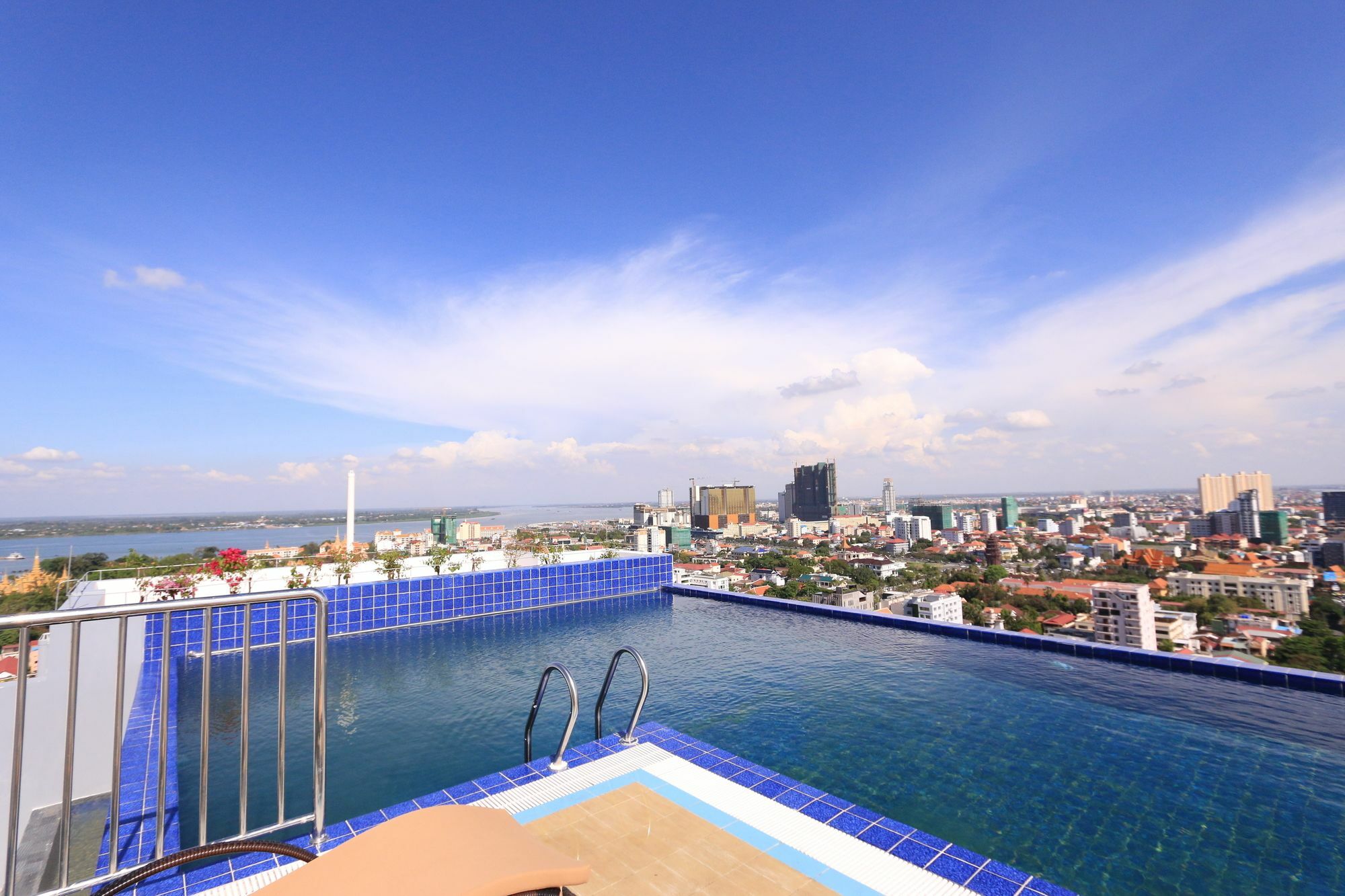 Eastland Hotel & Apartment Phnom Penh Exterior photo