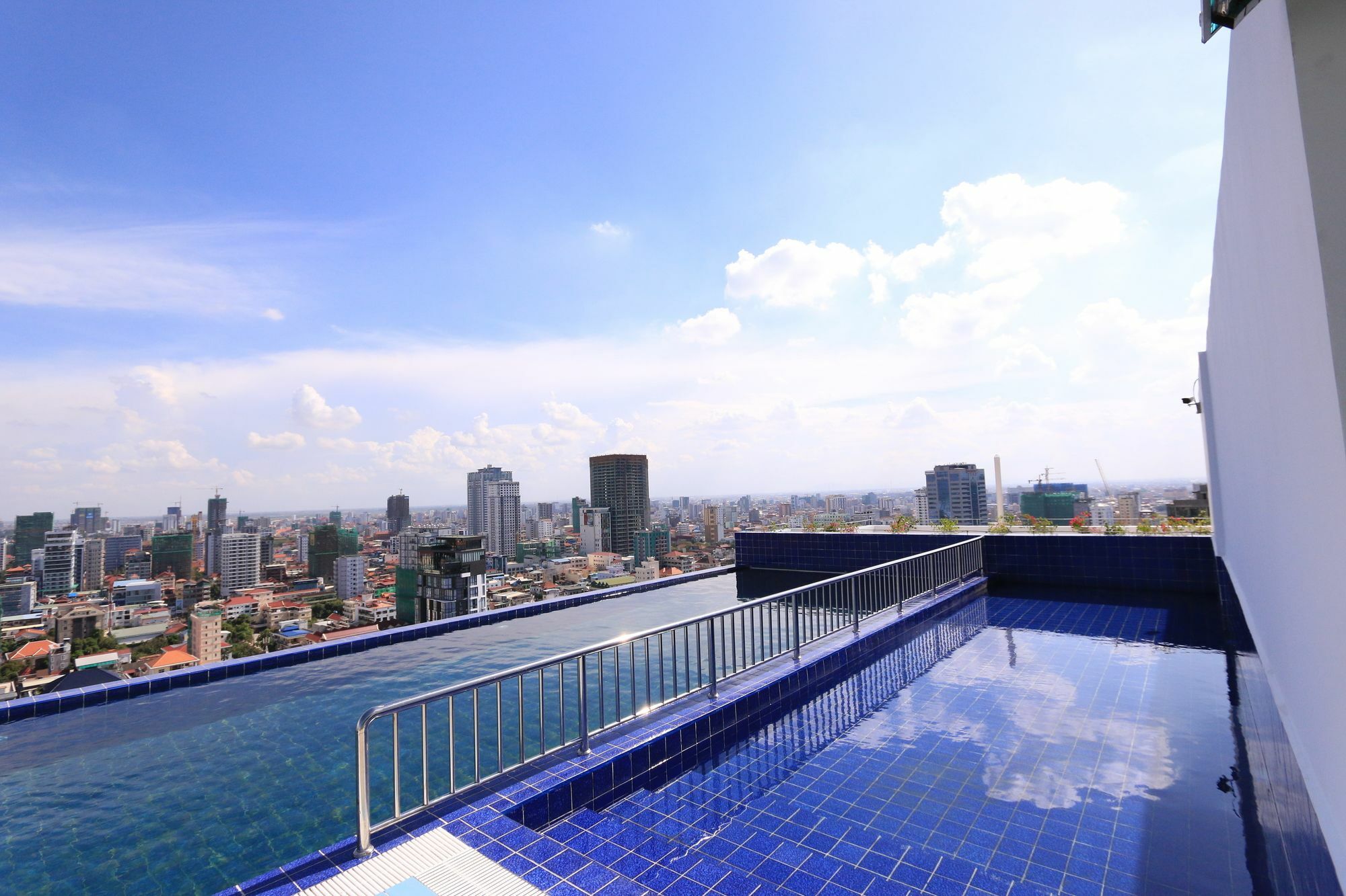 Eastland Hotel & Apartment Phnom Penh Exterior photo