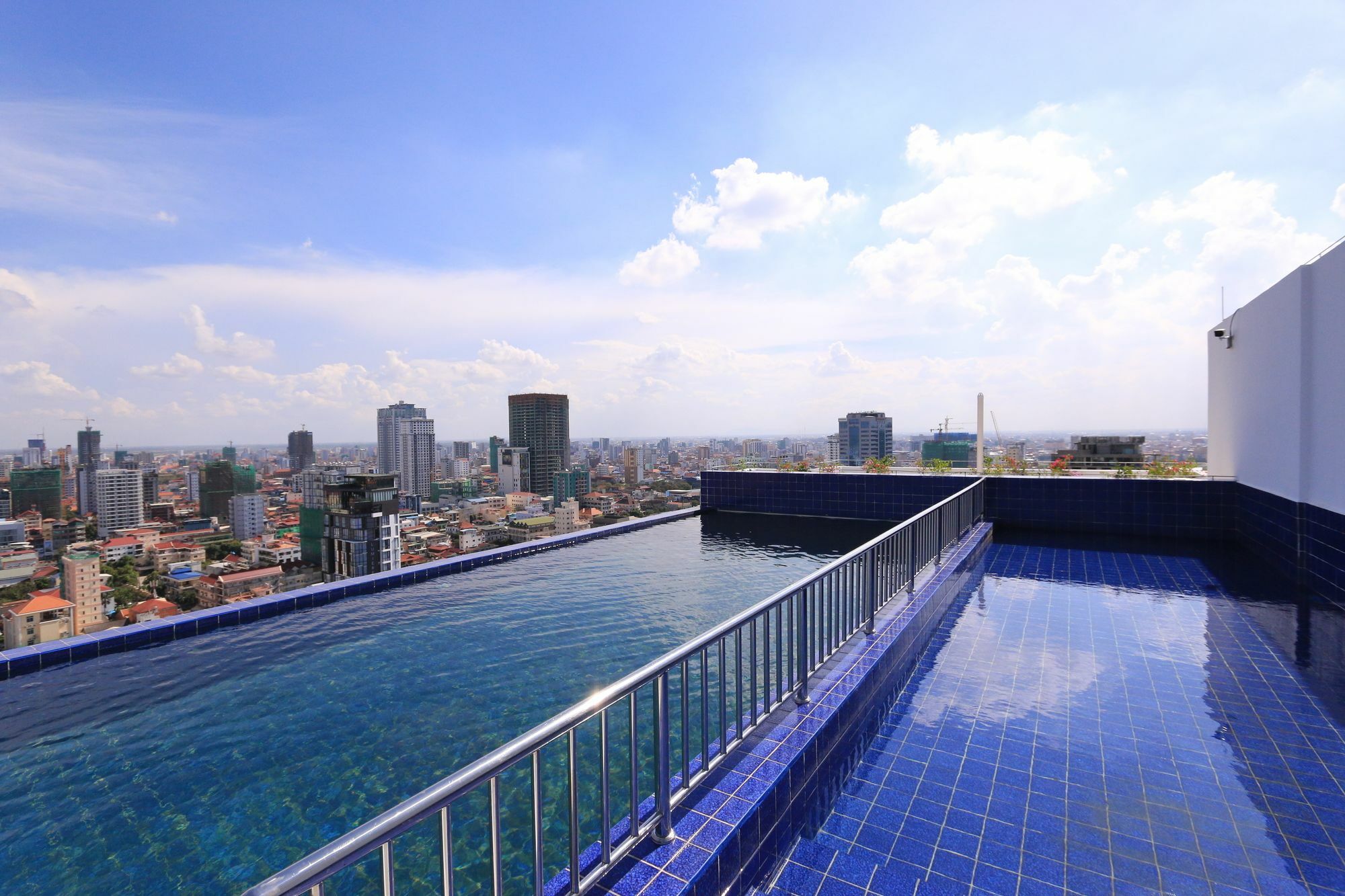 Eastland Hotel & Apartment Phnom Penh Exterior photo