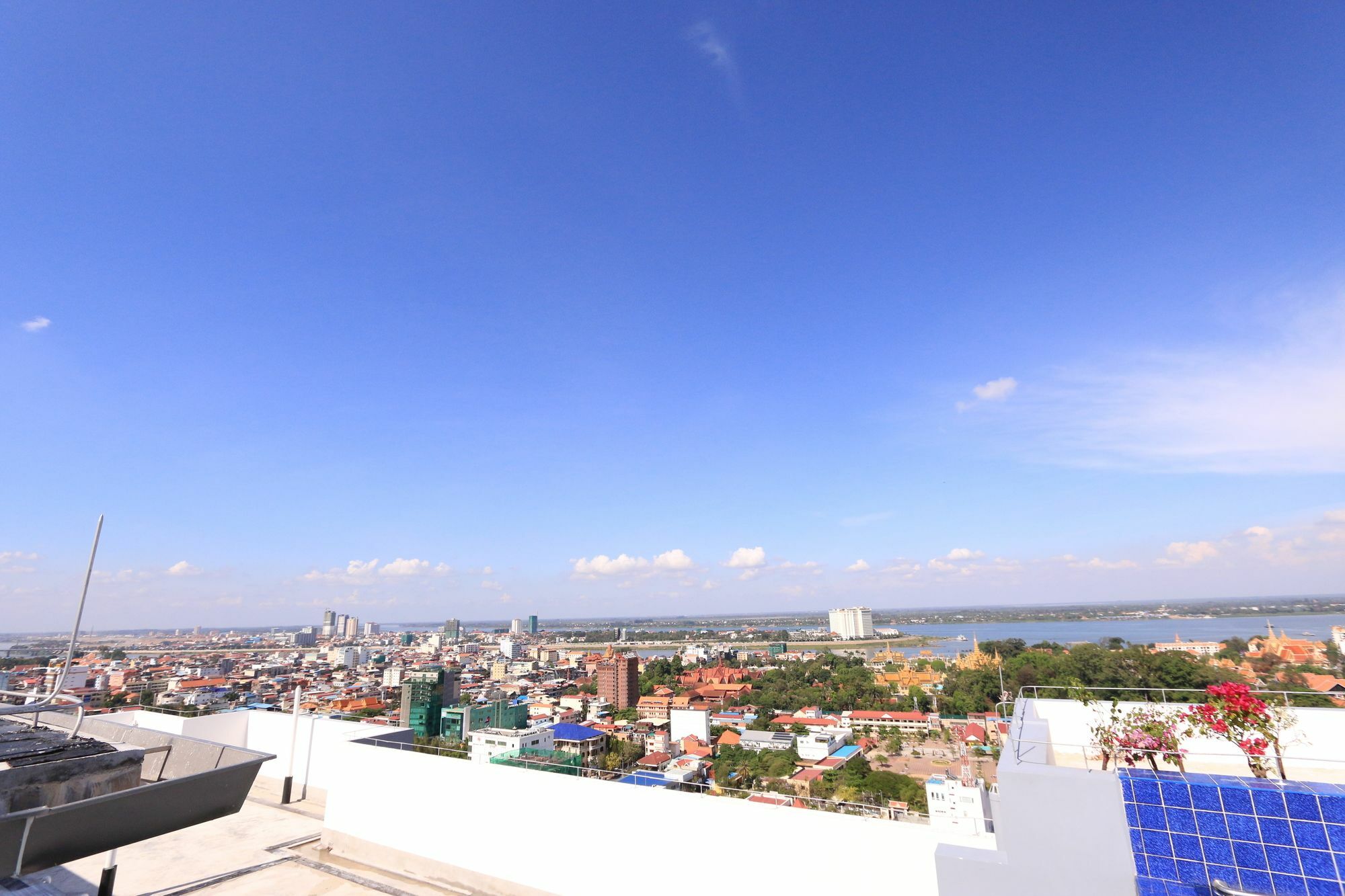 Eastland Hotel & Apartment Phnom Penh Exterior photo