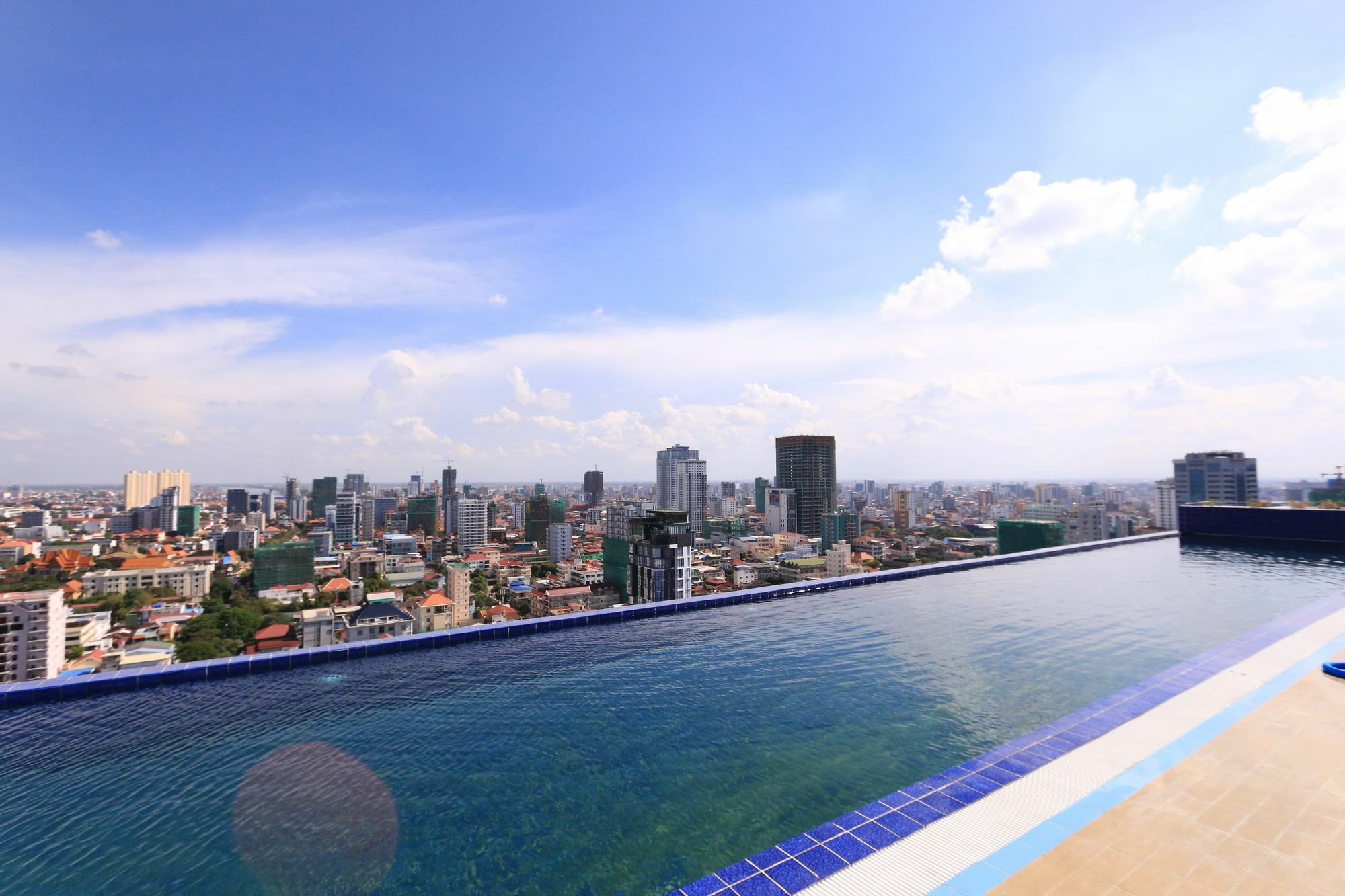 Eastland Hotel & Apartment Phnom Penh Exterior photo