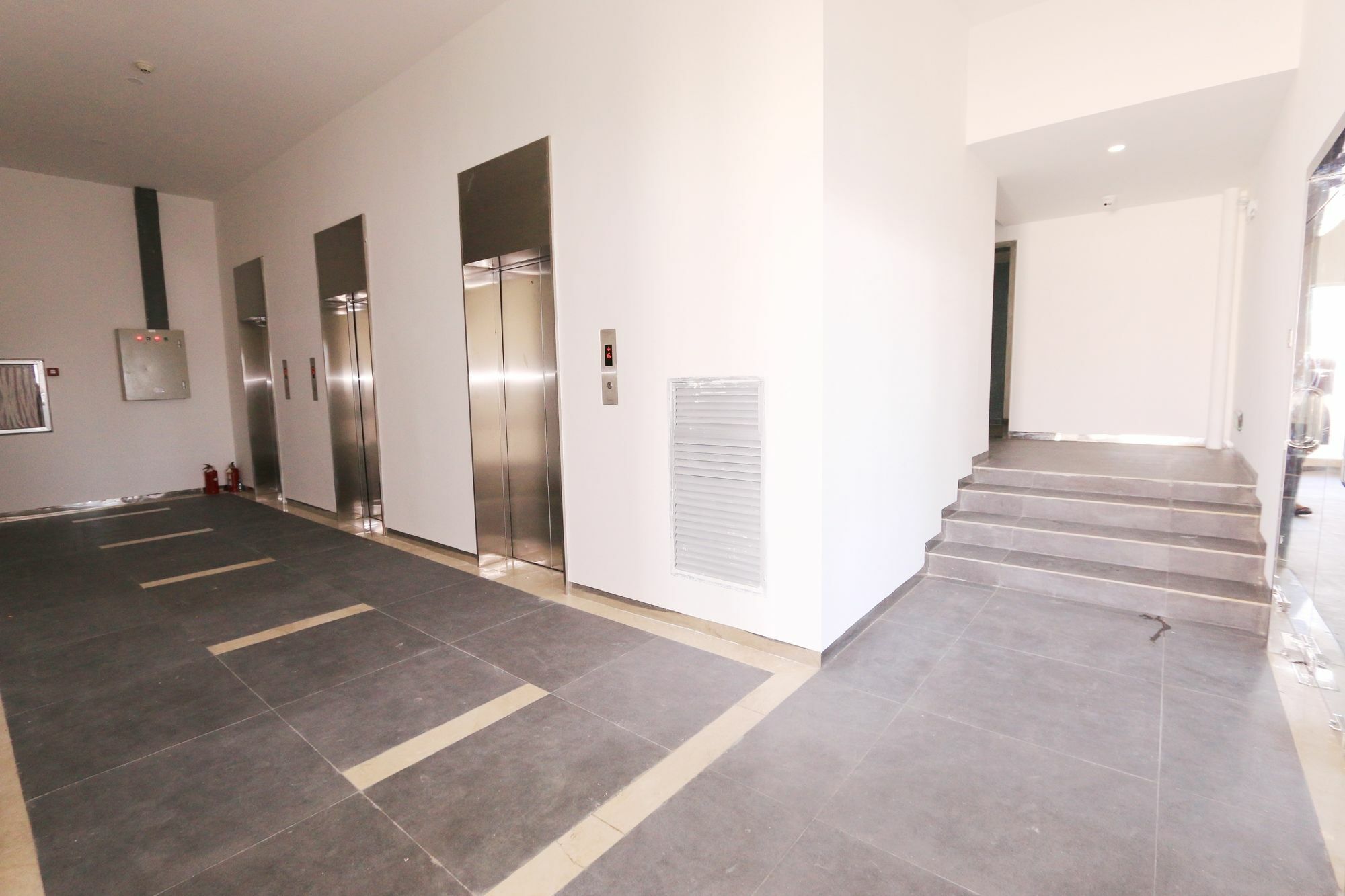Eastland Hotel & Apartment Phnom Penh Exterior photo